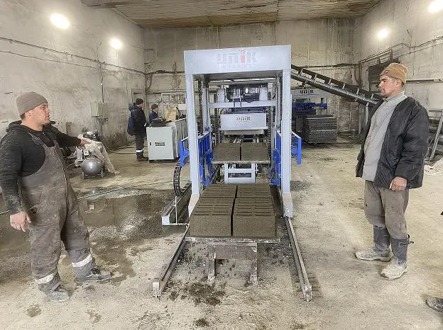 なぜサーボ振動技術がコンクリートブロック製造の鍵となるのか?